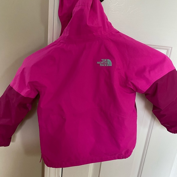 2T the north face jacket - Picture 6 of 6